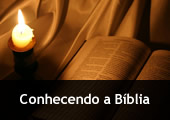 Luz de vela e Bíblia aberta