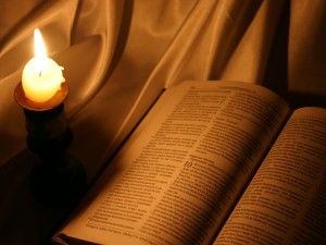 Bíblia e luz de vela